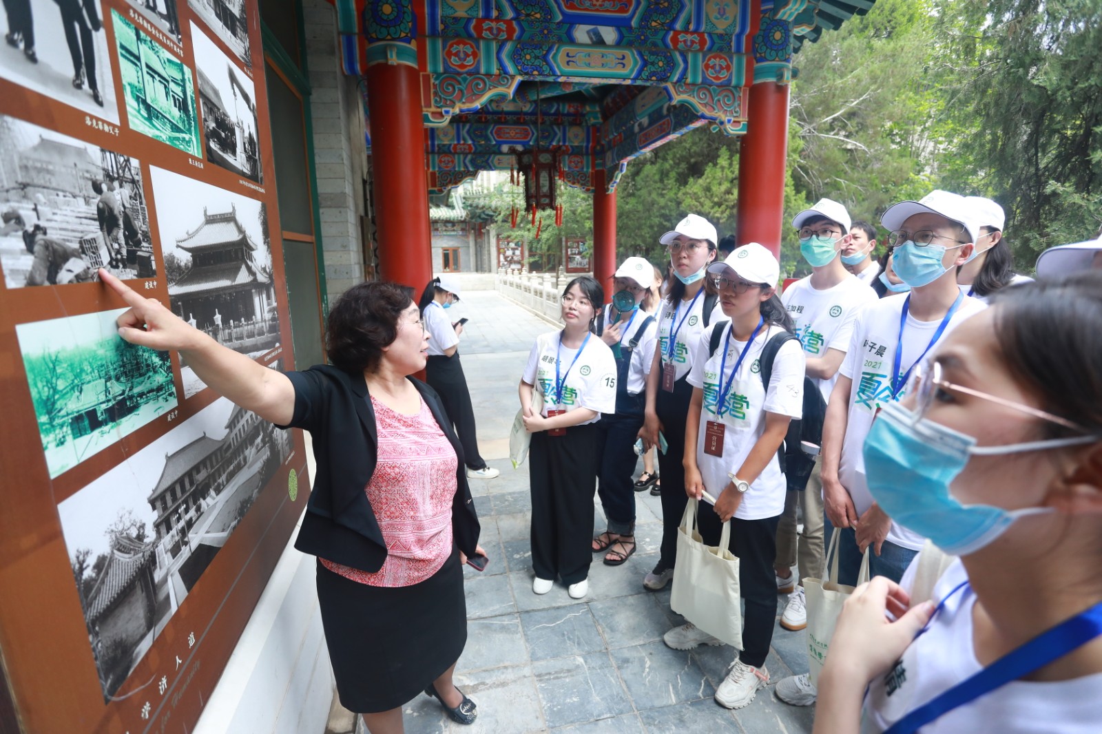 11-听刘静老师介绍百年协和历史.JPG 11-听刘静老师介绍百年协和历史.JPG