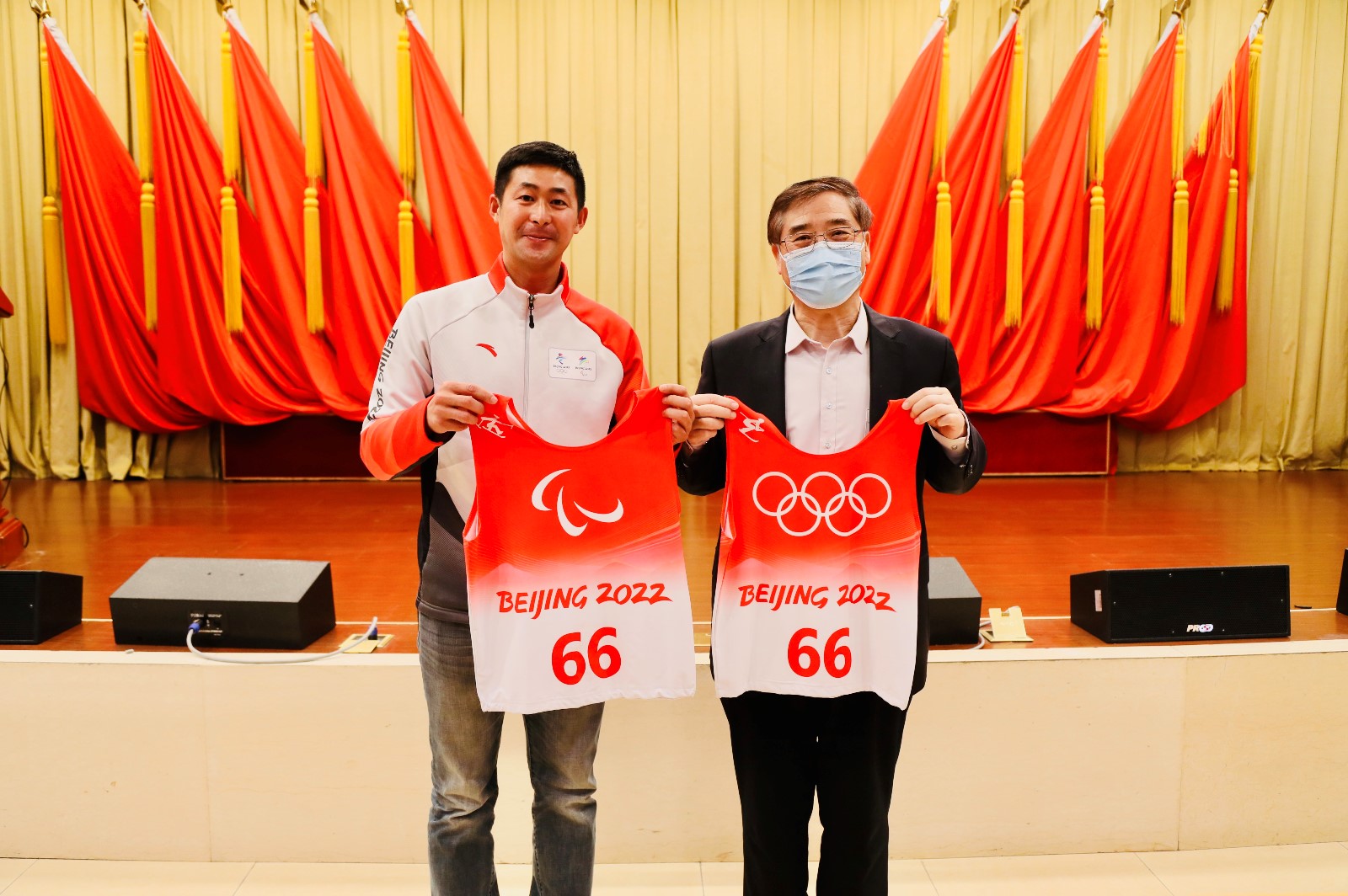 赠送仪式.jpg 赠送仪式.jpg