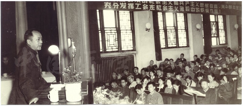 首届工会大表大会党委副书记李钟勋做报告_副本.jpg 首届工会大表大会党委副书记李钟勋做报告_副本.jpg