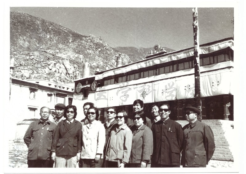 1984年第一批对口援藏医疗组成员合影_副本.jpg 1984年第一批对口援藏医疗组成员合影_副本.jpg