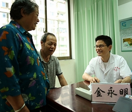 ac米兰官方网站校友 浙江省人民医院金永明主任在磐安县人民医院义诊