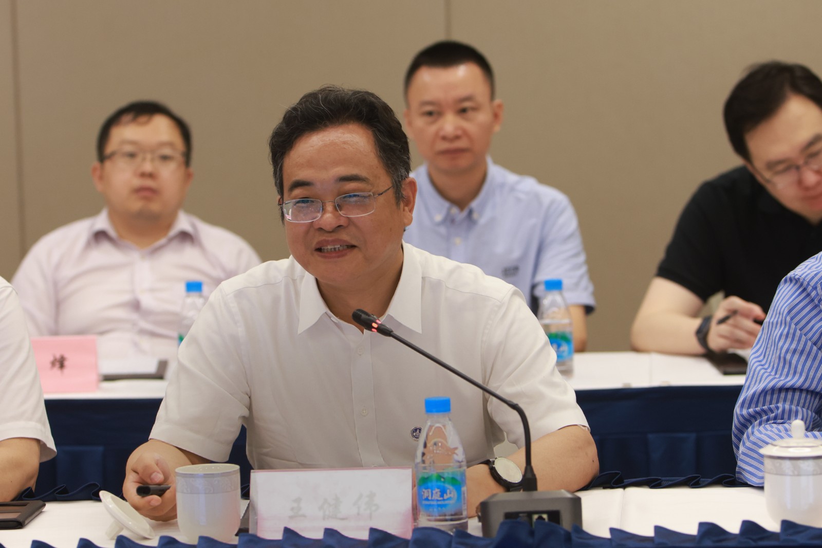 王健伟.jpg 王健伟.jpg