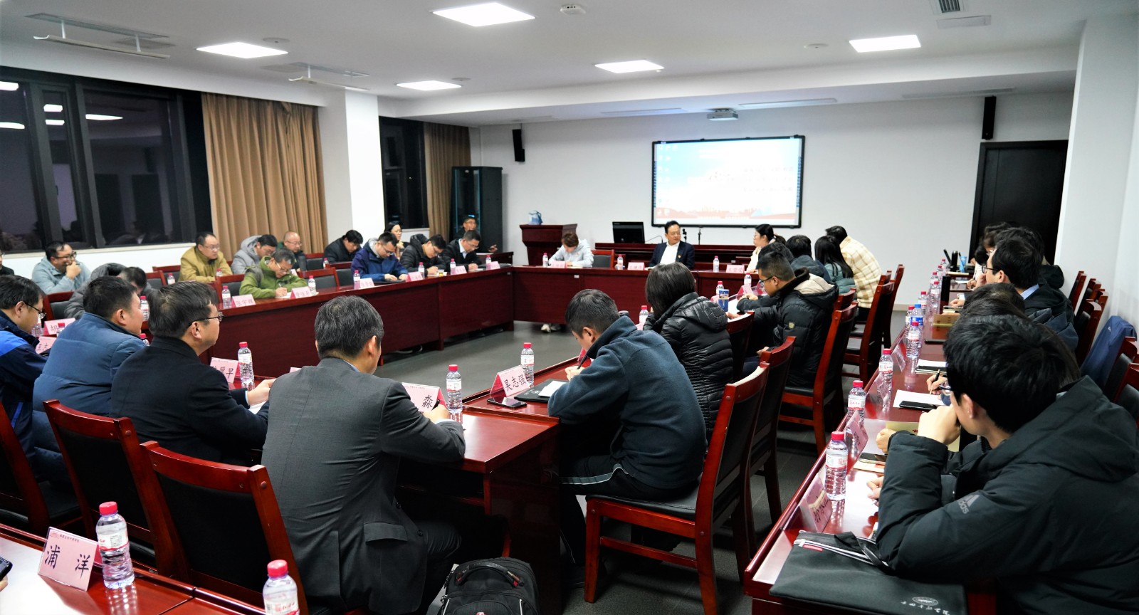 专题座谈交流会.JPG 专题座谈交流会.JPG