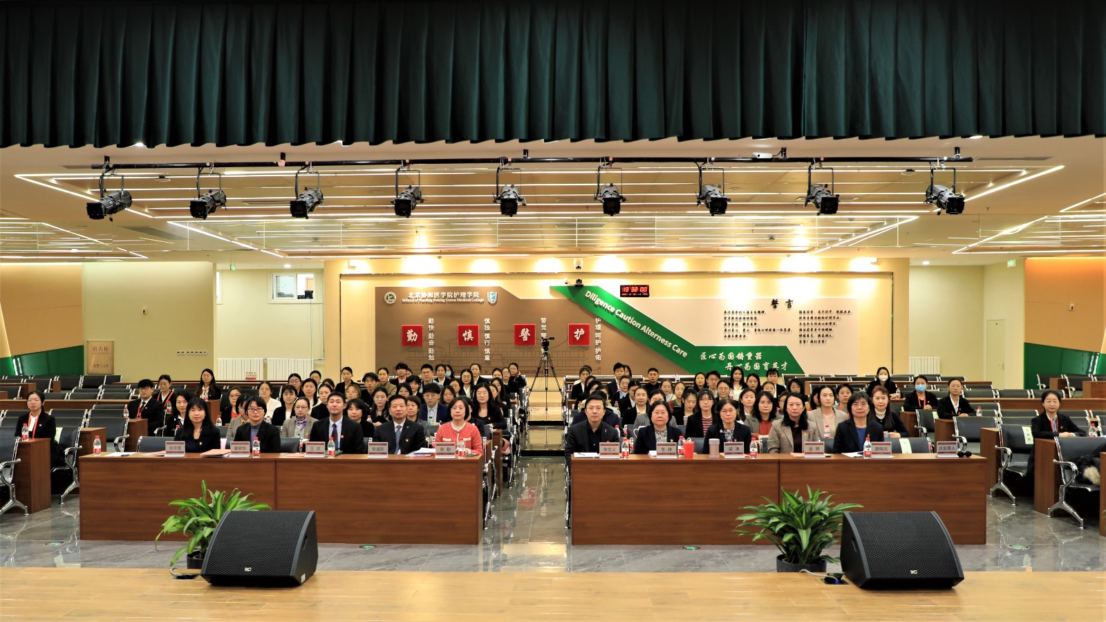 党员大会合影.JPG 党员大会合影.JPG