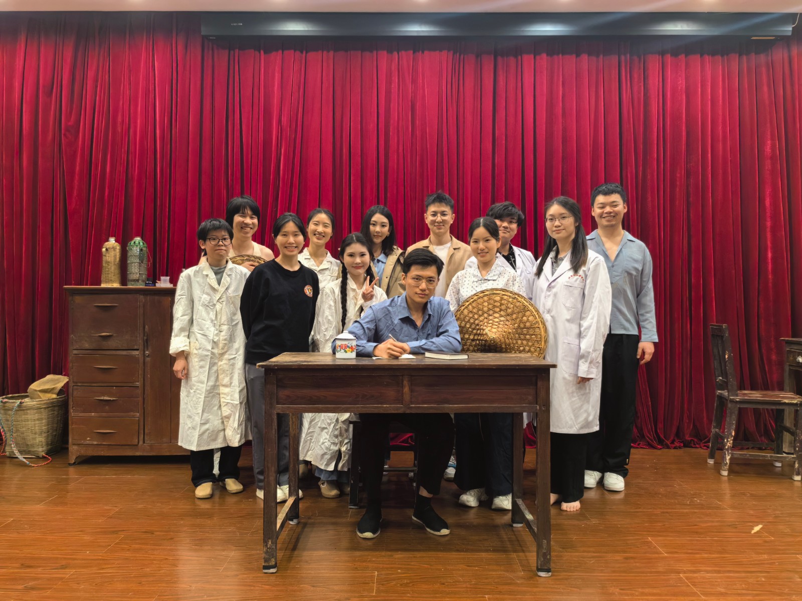 主创合影.jpg 主创合影.jpg