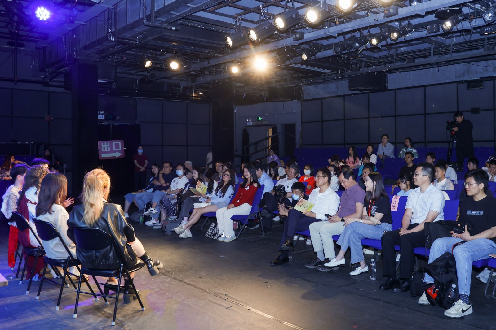 观众.jpg 观众.jpg