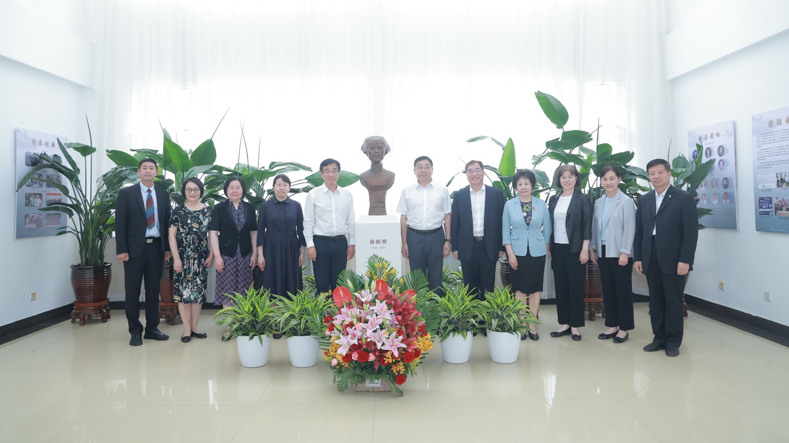 落座合影.jpg 落座合影.jpg