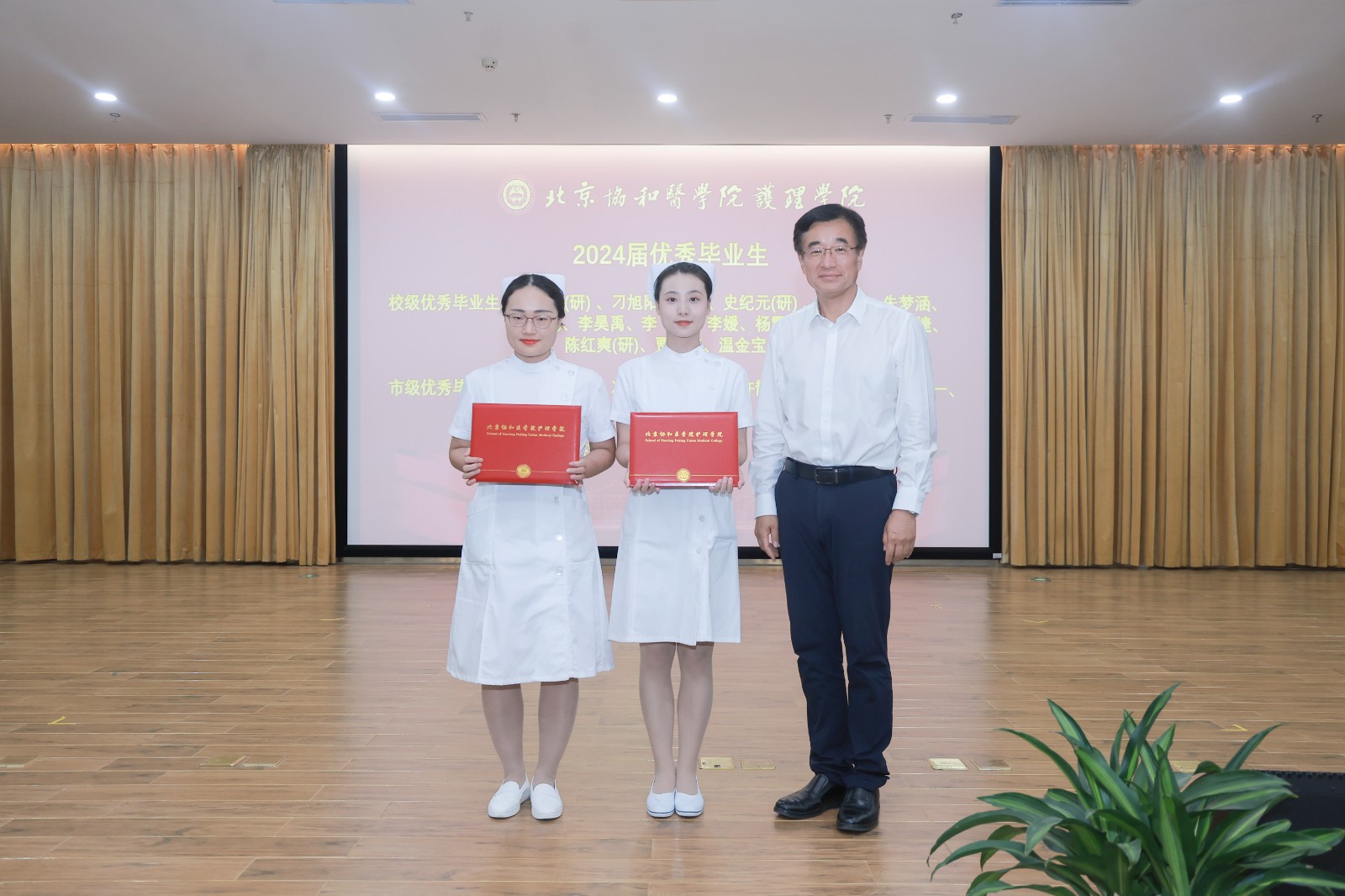 优毕颁奖1.jpg 优毕颁奖1.jpg