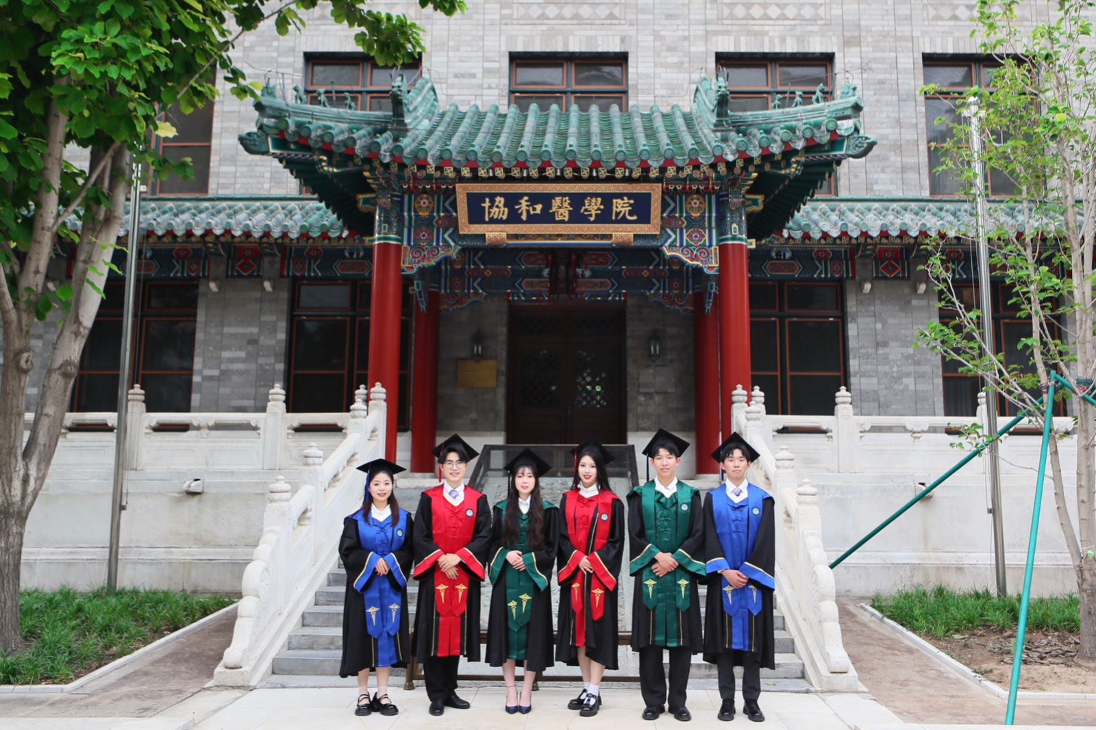 学位展示合影.JPG 学位展示合影.JPG