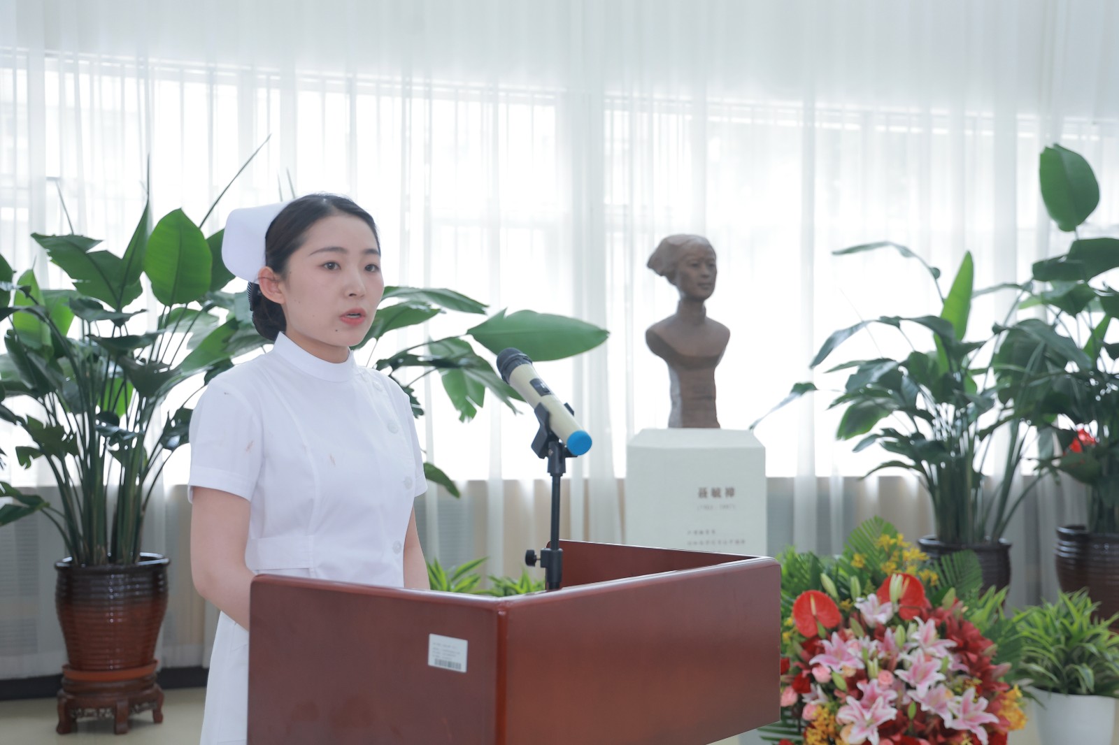 学生讲话.jpg 学生讲话.jpg