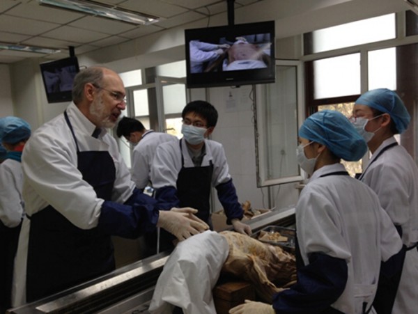 美国耶鲁大学医学院解剖教学主任Rizzolo教授来我校交流2